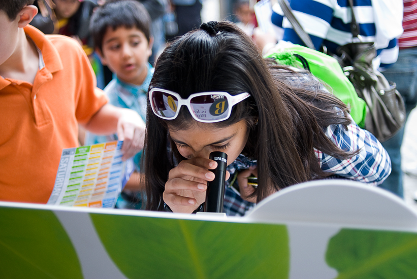 20101024_science-festival_0014 looking through microscope - DC events