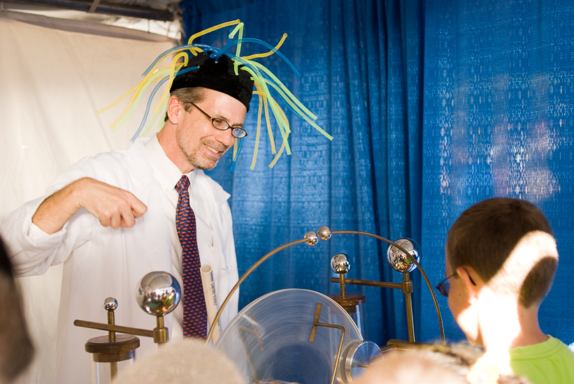 20101024_science-festival_0172 Mr. Wizard science fair