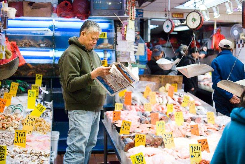 manhattan street photography - vendor reading newspaper