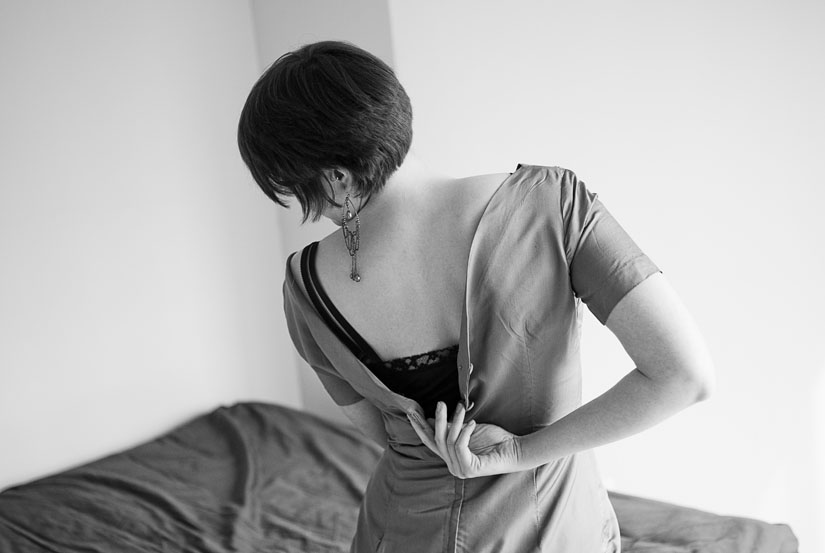 20110402_e-boudoir_0039 sexy lady unzipping dress