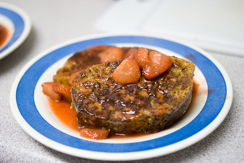 french toast with strawberry sauce