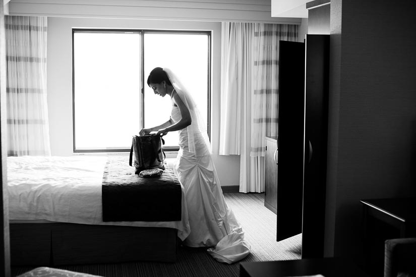 bride getting ready at courtyard inn fredericksburg