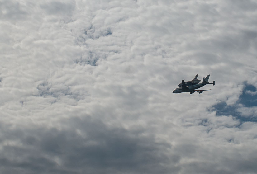 space shuttle discovery flies over washington, dc