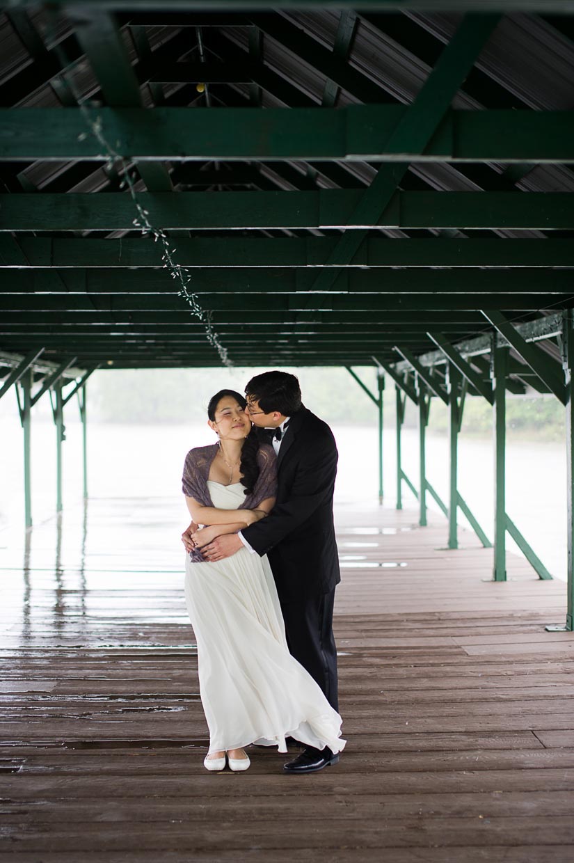 bride and groom portraits in the rain at the oaks
