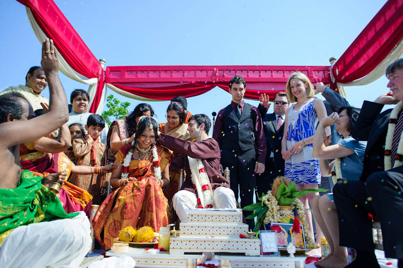 tying the thali at the indian wedding