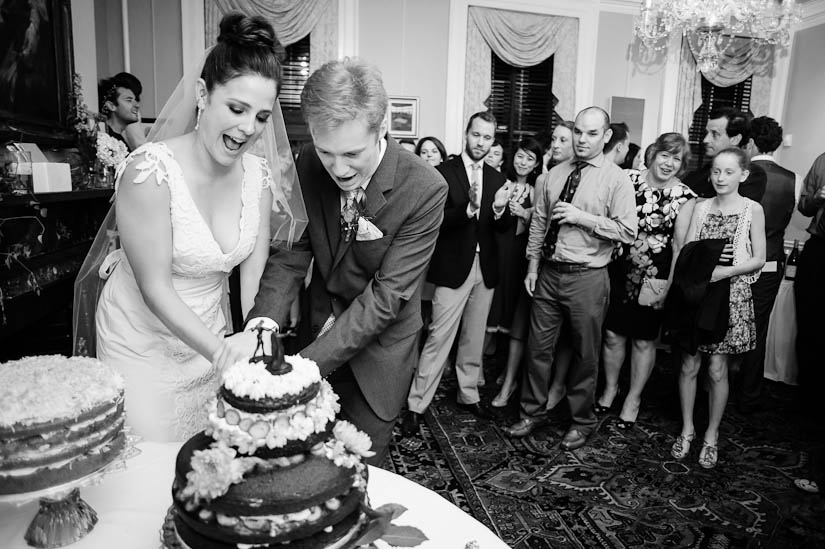 cutting the wedding cake at arts club of washington