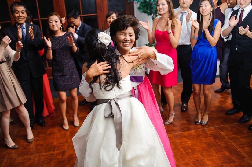 bride dancing with her mother at raspberry plain wedding