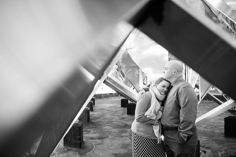 engagement photos in the fountain by the air and space museum