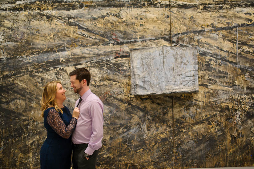 engagement session in the hirshhorn museum