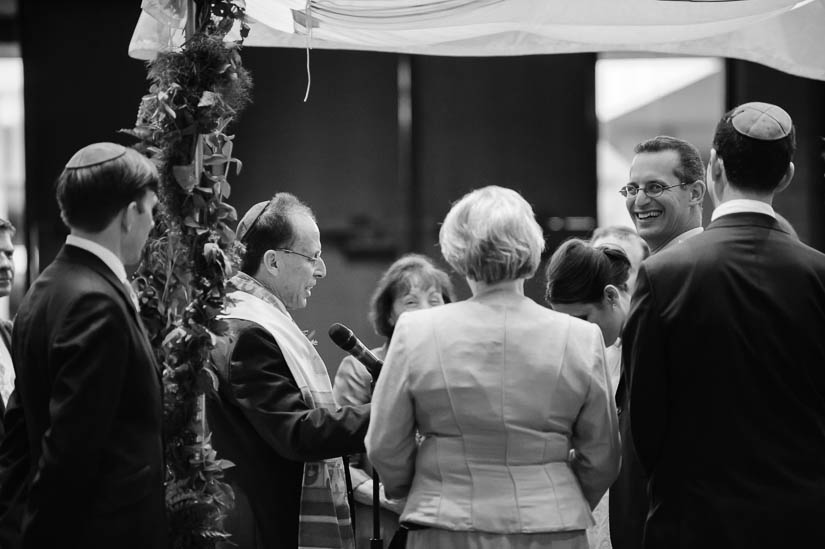 moment from the wedding at rockville synagoguebrid