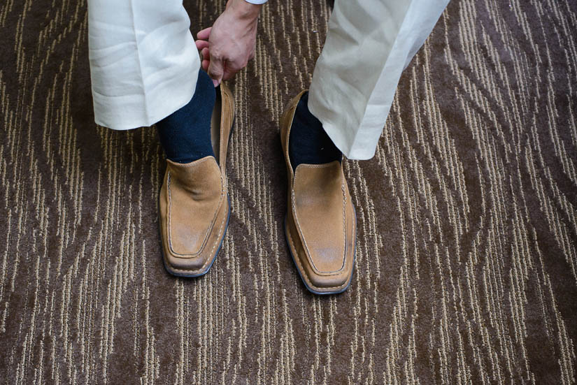 groom puts on his shoes before the wedding