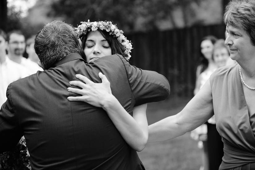 bride hugging her parents at the woodlands at algonkian